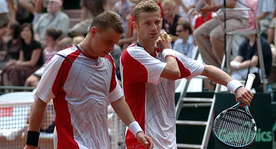 Najlepsi dziś polscy tenisiści: Mariusz Fyrstenberg i Marcin Matkowski potrenują we wtorek w Sopocie z młodymi adeptami tenisa.