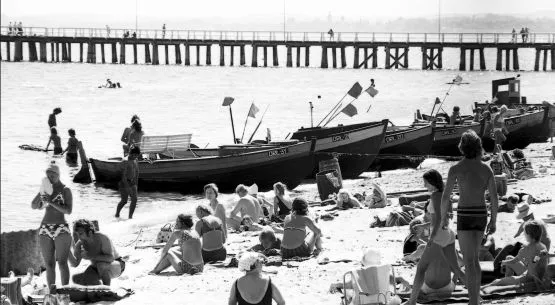 Idealna symbioza: tłumy plażowiczów i kutry rybackie na plaży w Orłowie. Połowa lat 70.