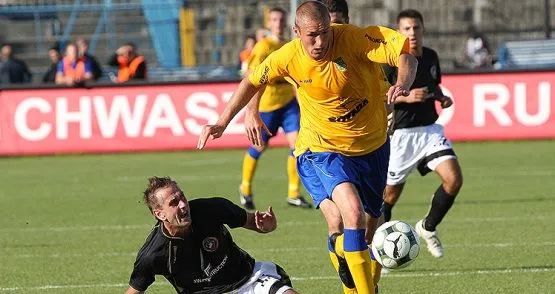 Przemysław Trytko i inni napastnicy Arki nie mogą spać spokojnie, gdyż gdyński klub na testy zaprosił dwóch zagranicznych piłkarzy z ataku.