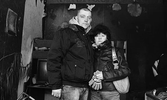 Sebastian Jankowski ze swoją mamą Janiną w spalonym mieszkaniu w kamienicy przy ul. Wilków Morskich w Nowym Porcie.