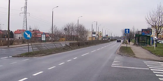 Gołym okiem widać efekty jazdy z nadmierną prędkością na ul. płk. Dąbka w Gdyni.