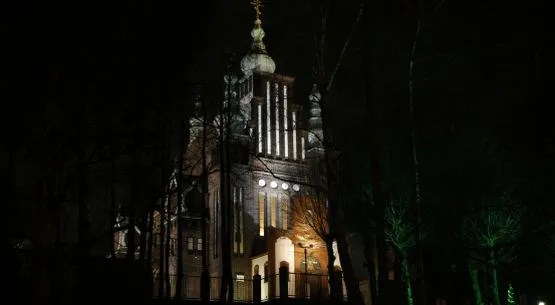 Nocą gdańska cerkiew widoczna jest już z oddali.
