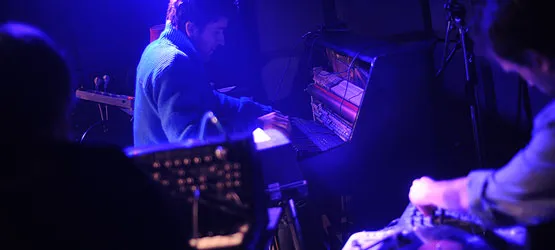 Masecki gra na pianinie w skupieniu, ale czasem nawet przy nim tańczy. Na zdjęciu podczas czwartkowego koncertu w Papryce.
