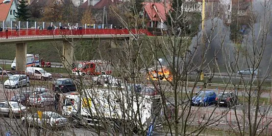 Osobowe auto doszczętni spłonęło w poniedziałek na al. Armii Krajowej w Gdańsku.