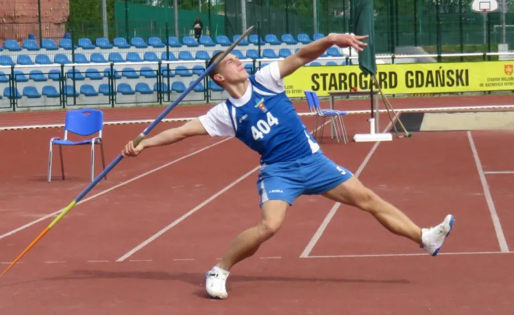 Mateusz Zabłocki pobił rekord życiowy i uzyskał prawo wyjazdu na mistrzostwa świata juniorów młodszych.