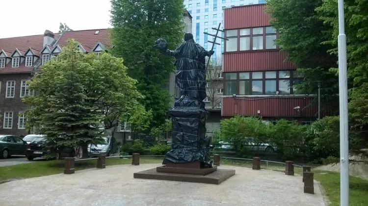 Pomnik św. Włodzimierza tuż przed odsłonięciem. Jego autorem jest mieszkający w Gdańsku polsko-ukraiński rzeźbiarz Giennadij Jerszow.