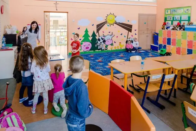 Kolorowe ściany, strefy do nauki i do zabawy, przestronne sale - tak dziś wygląda rzeczywistość najmłodszych uczniów szkół podstawowych.