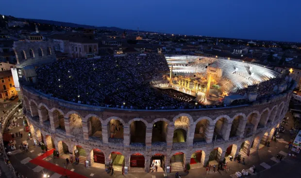 Piękna Arena di Verona tworzy amfiteatralną przestrzeń, na której rozgrywana jest "Aida" Giuseppe Verdiego. Projekcję spektaklu z gorących Włoch o jeszcze bardziej gorącym Egipcie obejrzymy na Targu Węglowym 18 lipca. 