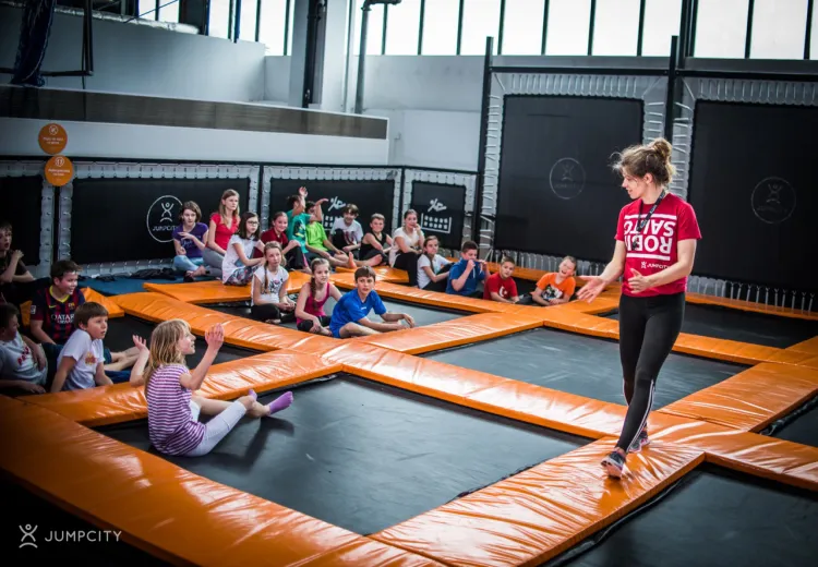 Niezapomniane wakacje w JUMPCITY z nauką akrobacji, zabawą na trampolinach i warsztatami z kreatywności. Największy Park Trampolin w Europie czeka już na pierwszych uczestników!