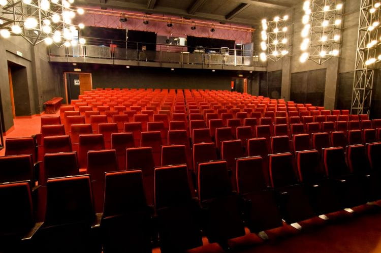 Charakterystyczne, niewygodne czerwone krzesła i stare NRD-owskie lampy oglądać można w Teatrze Miejskim tylko do 7 czerwca. Gdy artyści przeniosą się na Scenę Letnią, do teatru wkroczy ekipa budowlana.