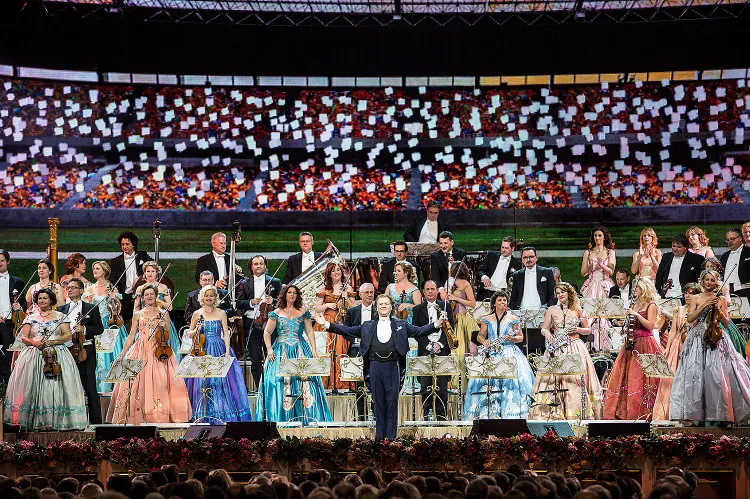 Andre Rieu podczas swoich koncertów nie tylko gra na skrzypcach i dyryguje, ale pełni również funkcję konferansjera. Zapowiada utwory, opowiada ciekawe anegdoty czy dowcipy, nawiązując dzięki temu fantastyczny kontakt z publicznością.