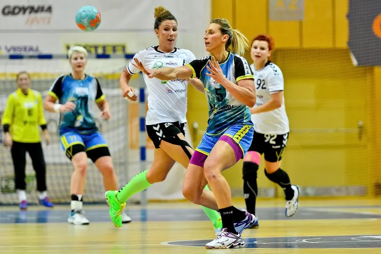Iwona Niedźwiedź podczas dwuletnich występów w Gdyni poprowadziła Vistal do zdobycia brązowego i srebrnego medalu w PGNiG Superlidze oraz dwóch triumfów w Pucharze Polski. 