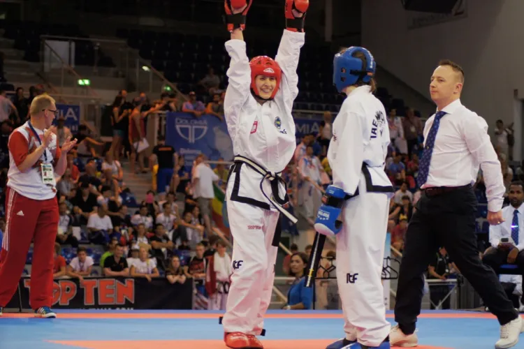 Oliwia Podwysocka cieszy się z tytułu mistrzyni świata juniorek w walkach do 45 kilogramów.