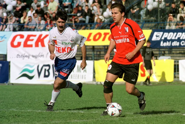 Mecz Artyści Polscy - Gwiazdy Gdyni rozegrany na Stadionie Miejskim w Gdyni 12 maja 2001 roku. Na zdjęciu Tomasz Korynt (z lewej) i Dariusz Dziekanowski.