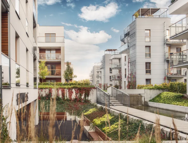 Nadmorski Dwór powstaje etapami w Brzeźnie. Wartością jest nie tylko architektura osiedla, ale także zagospodarowana zielenią i elementami przestrzeń pomiędzy budynkami. 
