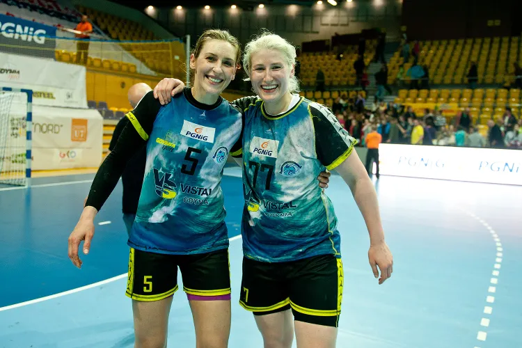 Patrycja Kulwińska (z prawej) i Iwona Niedźwiedź mogą w jednej drużynie grać już jedynie w reprezentacji Polski. Obrotowa przedłużyła kontrakt z Vistalem, a rozgrywająca podpisała umowę na 2 lata z opcją przedłużenia z Selgrosem Lublin. 