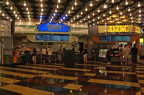 Budowane obecnie kina coraz trudniej odróżnić od strefy barów szybkiej obsługi w centrach handlowych.