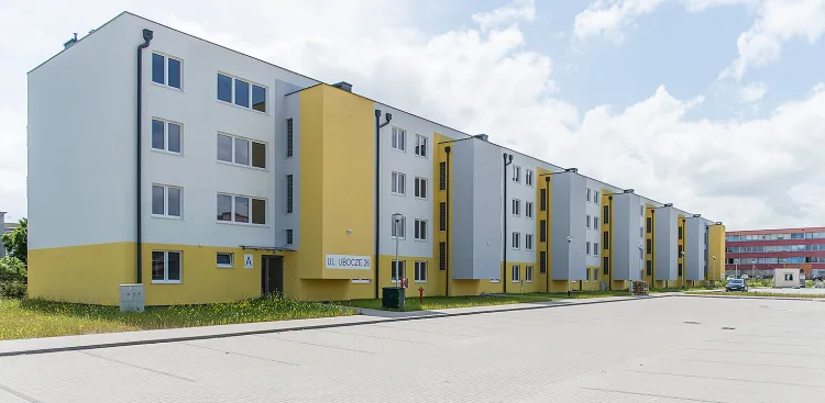 W budynku przy ulicy Ubocze 26 powstało 80 mieszkań. 50 gotowych do zasiedlenia lokali deweloper przekazał miastu, pozostałe sprzedawane są osobom fizycznym. 