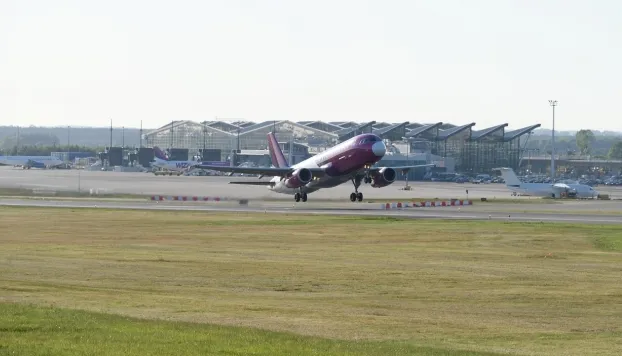 Prawie 320 tys. pasażerów przewinęło się w maju przez port lotniczy w Rębiechowie.