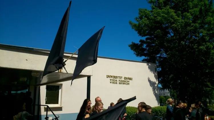 Czarne flagi na budynkach Uniwersytetu Gdańskiego symbolizują zagrożenie racji bytu uczelni humanistycznych.