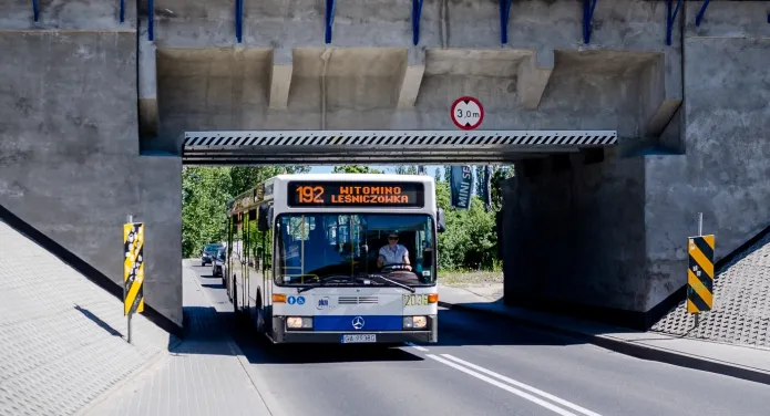 Pod wiaduktem mogą przejechać jedynie autobusy starszego typu, co zdaniem przewoźników można zmienić, modyfikując trasę kursowania niektórych linii.