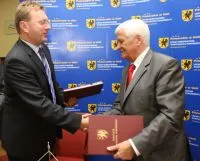 Marcin Murawski, wiceprezes zarządu BGK i Jan Kozłowski marszałek województwa pomorskiego gratulują sobie podpisania umowy.