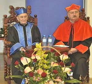Prof. Henryk Samsonowicz (w niebieskiej todze) oraz prof. Dr hab. Błażej Śliwiński (Uniwersytet Gdański) laudator.