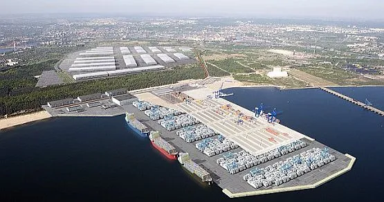 Gdański port już wkrótce może zagrozić kilku poważnym portom w Europie. Zwłaszcza jeśli powstanie przy nim - widoczne na zdjęciu na razie w formie wizualizacji - centrum dystrybucyjne.
