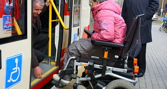 Niska podłoga ułatwia wsiadanie osobom niepełnosprawnym, jednak wnętrze tramwaju nie jest odpowiednio przystosowane dla takiej osoby.