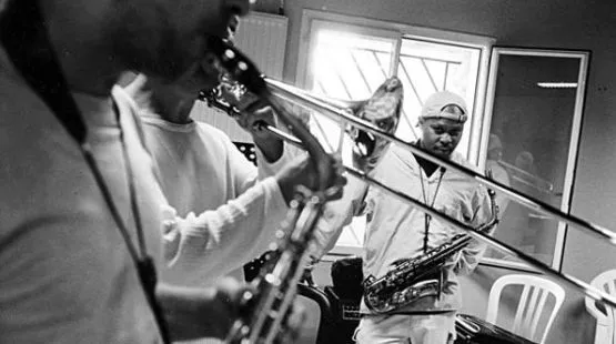 Grający na Jazz Jantar Steve Coleman, który podczas występów występuje w czapce z odwróconym daszkiem, dobrze obrazuje muzyczną różnorodność tego festiwalu.