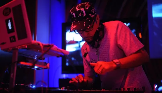 Pierwszy weekend Festiwalu Transvizualia w niedzielę po północy zakończyły dj'skie Bibio i DJa Krusha.
