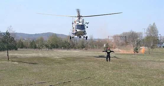 Helikopter ratowniczy lądujący na polanie czy trawniku - już niedługo taki widok będzie tylko wspomnieniem.