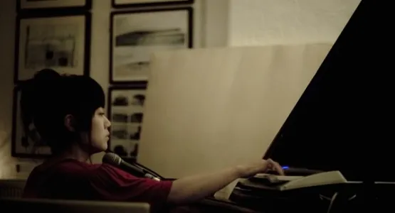 Muzyka Midori Hirano to osobliwe połączenie brzmień pianina, instrumentów akustycznych i współczesnej elektroniki.