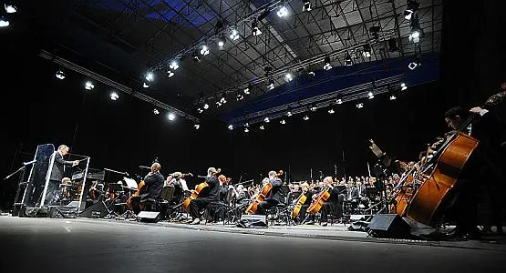 Ennio Morricone prowadził podczas koncertu węgierską orkiestrę filharmoniczną z Gyor.