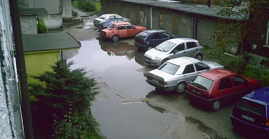 Podwórko przy Pułaskiego w Brzeźnie jest zalane wodą po każdym deszczu.