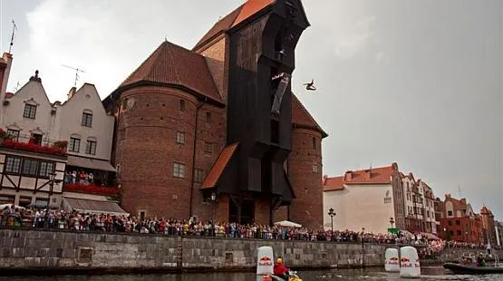 Setki mieszkańców Trójmiasta i turystów oglądało w sobotę pokaz skoków do Motławy z gdańskiego Żurawia,
