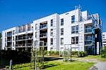 Jeden z budynków oddanych do użytkowania na Nadmorskim Dworze w 2014 roku. Industrialne, metalowe elementy na elewacjach komponują się z drewnianymi wykończeniami balkonów.  