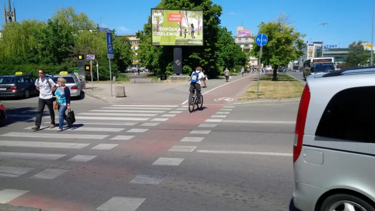 Po zmianach na tym skrzyżowaniu rowerzyści będą też mogli skręcić w lewo. Dziś - jeśli chcieliby zrobić to zgodnie z prawem - musieliby przeprowadzić rower w poprzek przejścia.