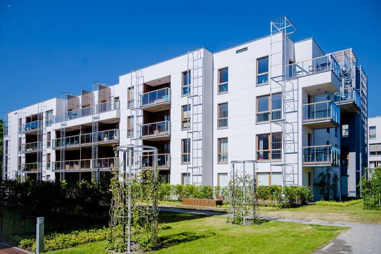 Jeden z budynków oddanych do użytkowania na Nadmorskim Dworze w 2014 roku. Industrialne, metalowe elementy na elewacjach komponują się z drewnianymi wykończeniami balkonów.  