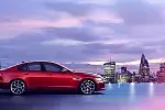 Na pierwszy rzut oka przód Jaguara XE bardzo mocno przypomina "dziób" BMW serii 3. 