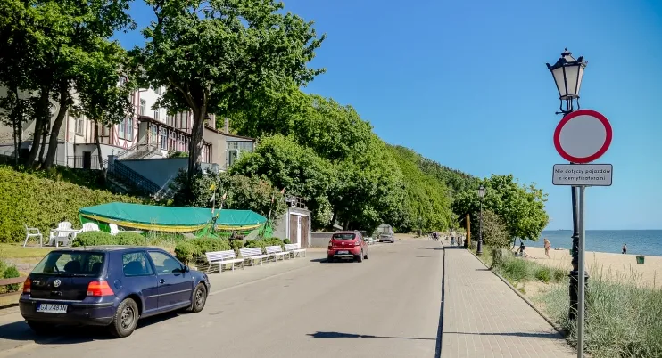 Końcowy odcinek ul. Orłowskiej na początku czerwca bywa miejscem przyjaznym dla spacerowiczów. Zmienia się to w trakcie weekendów oraz wraz z rozpoczęciem wakacji.  