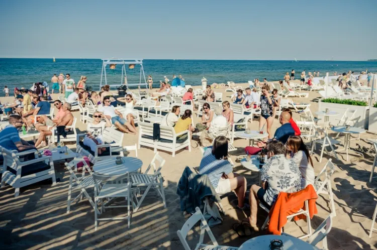 Kuchni można próbować bezpośrednio na plaży, a drinki sączyć na wygodnych leżakach. 