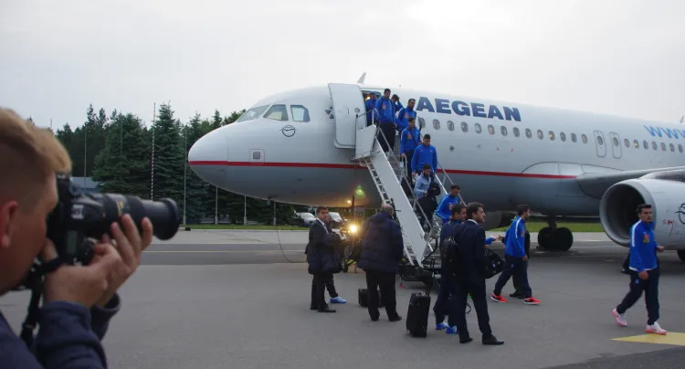 Samolotem przylecieli piłkarze Grecji, którzy we wtorek rozegrają mecz z Polakami na PGE Arenie.