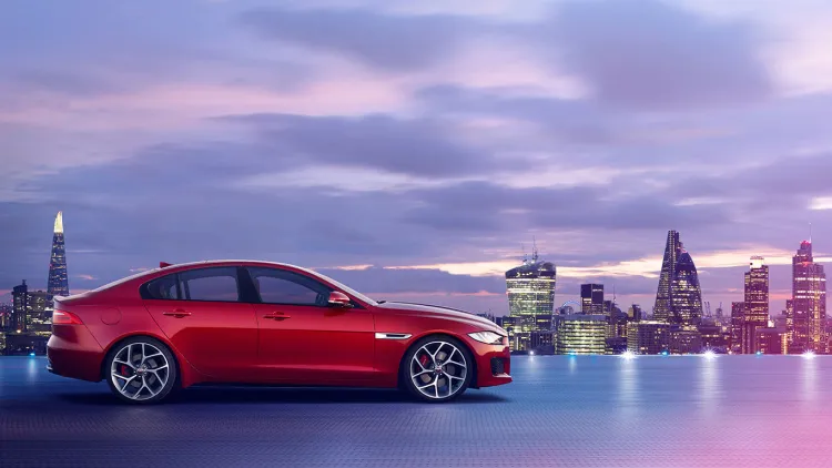 Na pierwszy rzut oka przód Jaguara XE bardzo mocno przypomina "dziób" BMW serii 3. 