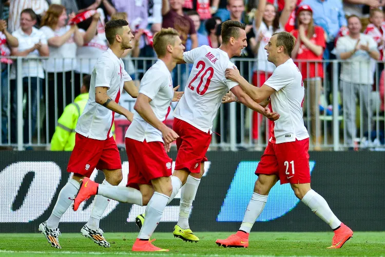 Tak cieszyli się biało-czerwoni przed rokiem na PGE Arenie po golu Arkadiusza Milika (nr 20) w wygranym meczu z Litwą 2:1. Ile okazji do radości będzie we wtorkowy wieczór, gdy Polska zagra w Gdańsku z Grecją?