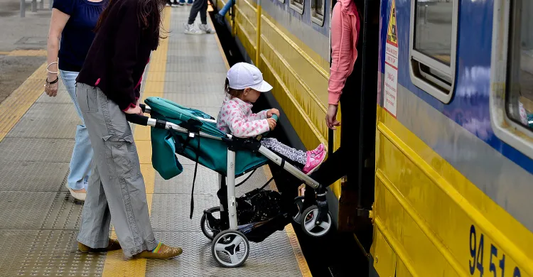 Pokonanie odstępu pomiędzy pociągiem SKM, a peronem to nie jedyny kłopot z jakim mogą się spotkać rodzice z dziećmi w wózkach.
