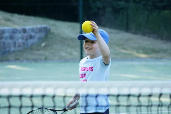 Janek ma 4 lata. Kiedy tata po raz pierwszy zabrał go na kort tenisowy, chłopiec odkrył, że sport może być również dobrą zabawą. 

