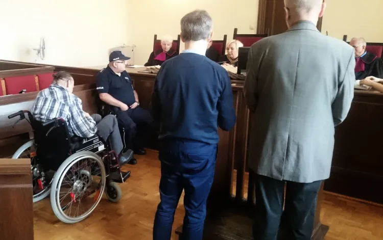 Grzegorza G. na salę przywieziono wózkiem inwalidzkim. Kiedy już trafił przed oblicze sądu - rozpłakał się i stwierdził, że ból uniemożliwia mu udział w rozprawie.