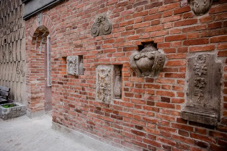 W przejściu wkrótce pojawi się też ozdobna brama. Przedstawiciel wspólnoty i sąsiedni restaurator mają dostać do niej klucze. 