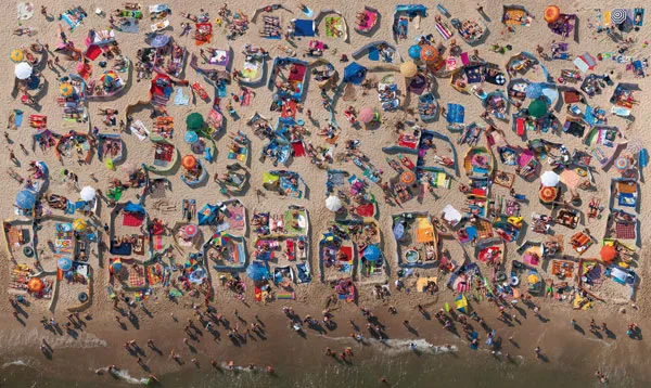Fotografie z cyklu "Efekty Uboczne" Kacpra Kowalskiego w dużej mierze zostały wykonane w promieniu 50 km od Gdyni. Na zdjęciu jedna z trójmiejskich plaż w sezonie.